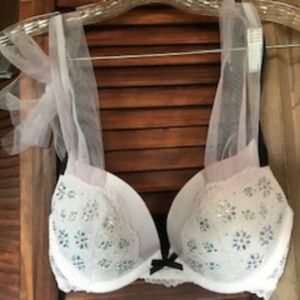 Victoria’s Secret lilac bra, 32C